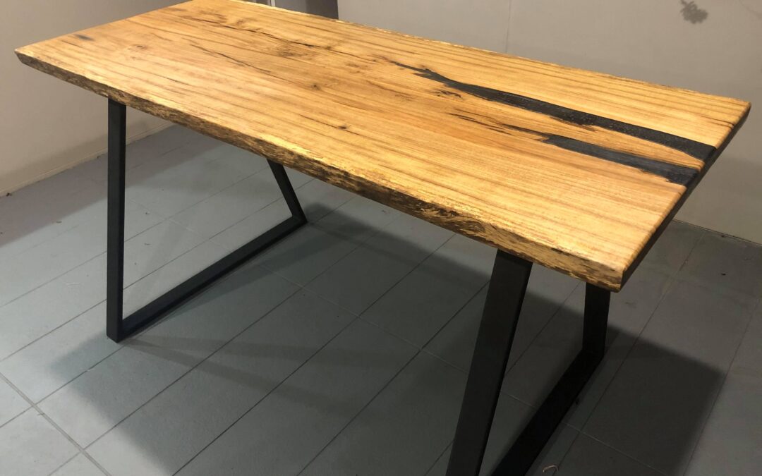 Bar table in peppermint gum