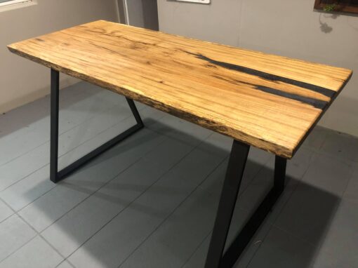 Bar table in peppermint gum